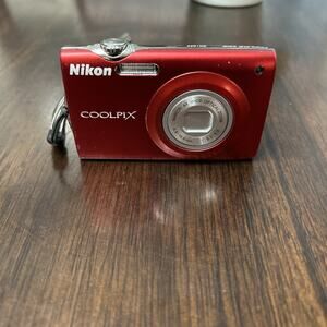 Nikon COOLPIX S205 12.0MP Digital Camera - Red W Battery & Charging Cable Works